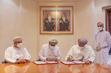 أثناء توقيع الاتفاقية بين بلدية مسقط وخزائن.jpg