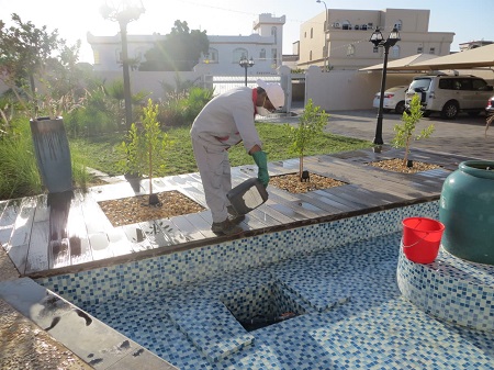 بالتعاون مع المختصين في وزارة الصحة تواصل بلدية مسقط ممثلةً بأقسام المكافحة في المديريات الخدمية تنفيذ العديد من الجهود الوقائية والبرامج التي تُعنى بالمكافحة بجميع طرقها الوقائية وتطبيق المبيدات؛ لمواجهة امتداد أثر وانتشار "البعوضة الزاعجة المصرية"، والتأكد من عدم تهيئة بيئة مناسبة لتكاثرها ومن ثم مكافحتها واستئصالها مع تأكيد أهمية المجتمع لتكاتفهم مع هذه الجهود ، وذلك من خلال عدم توفير المسببات التي تعد بيئة مناسبة لتكاثر هذه الآفات ، والحفاظ على سلامة أفراد المجتمع والبيئة المحيطة .