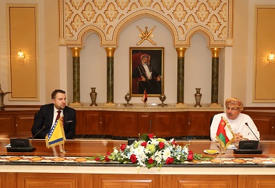 عمدة سراييفو يطلع على تجارب بلدية مسقط