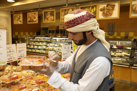 رقابة مكثفة على محلات المواد الغذائية.