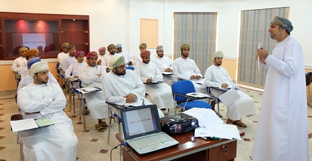 برنامجًا تدريبيًا حول "كتابة المراسلات والتدقيق اللغوي" لمدة 5 أيام وذلك بمشاركة عدد من الموظفين الإداريين في مختلف قطاعات العمل البلدي؛ عملًا بمبدأ تنمية قدرات ومهارات الموظفين في مجالات العمل من النواحي الإدارية.