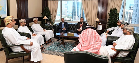 وفد بلدية مسقط خلال لقاء وزير وزارة الأشغال وشؤون البلديات والتخطيط العمراني بمملكة البحرين .JPG