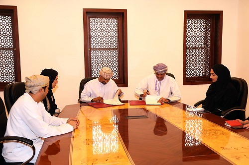 اتفاقية بلدية مسقط مع العمانية للنقل البحري بتركين آلات رياضية