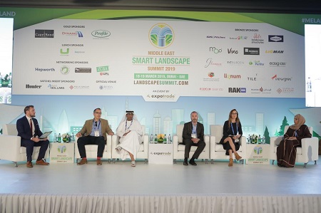 مشاركة البلدية في الملتقى ضمن عرض تقدمه الدكتورة حنان الجابري بعنوان إعادة رؤية الاماكن الحضرية العامة