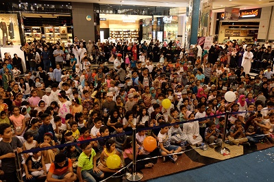 صورة تعكس فرحة الأطفال بحفل القارنقشوه في مسقط جراند مول