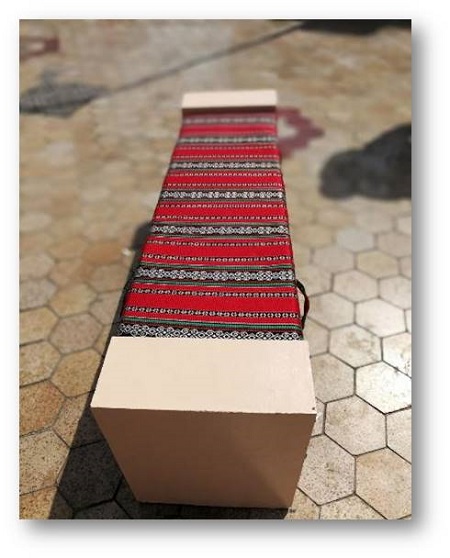 تركيب كراسي تتوافق مع المعلم التراثي بسوق مطرح