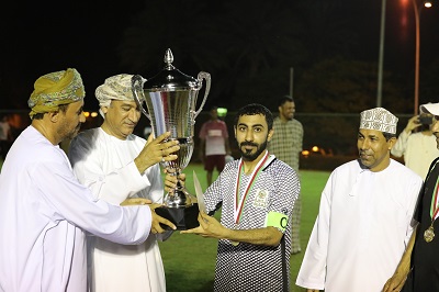 تسليم الكأس للبطل