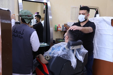 من حملات التفتيش على محلات الحلاقة الرجالية