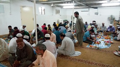 توزيع الإفطار في مخيمات العمال