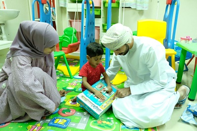 صورة لعدد إثنين من المؤثرين بالشأن المجتمعي والمتطوعين لمشاركة الفريق زيارتهم للأطفال المرضى بالمستشفيات في محافظة مسقط