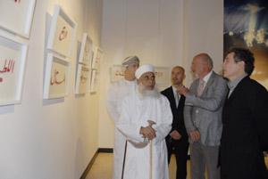 سماحته يستمع للشرح