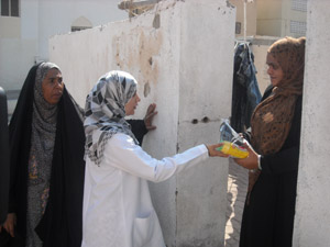 خلال توزيع الأدوات الصحية والمنظفات 