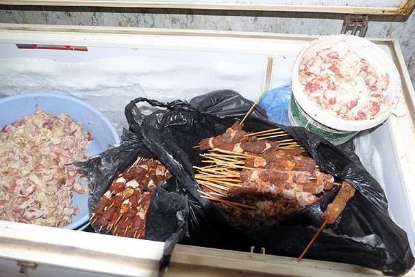 بلدية مسقط تصادر كميات من لحوم المشاكيك الفاسدة بأحد المنازل بولاية مطرح