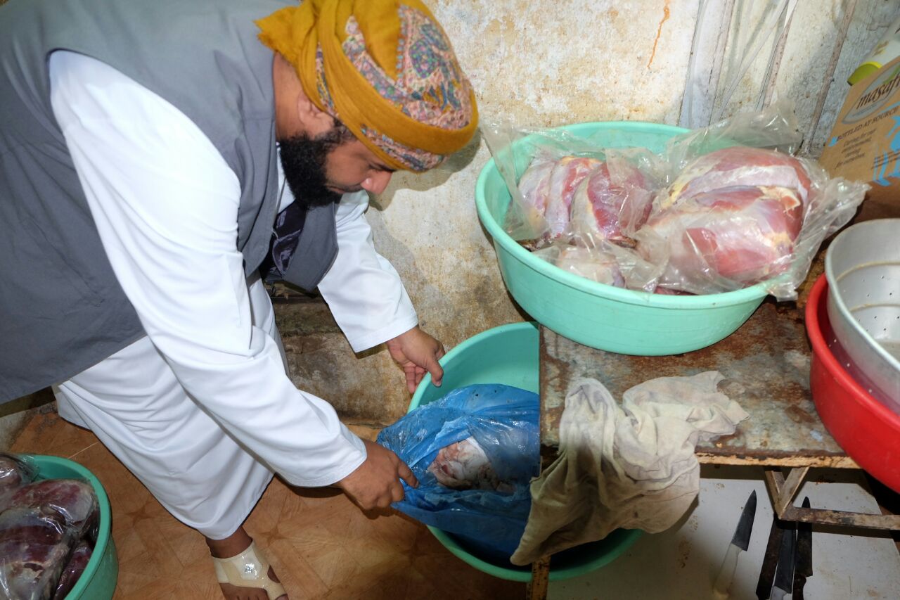 بلدية مسقط تصادر كميات من لحوم المشاكيك الفاسدة بأحد المنازل بولاية مطرح