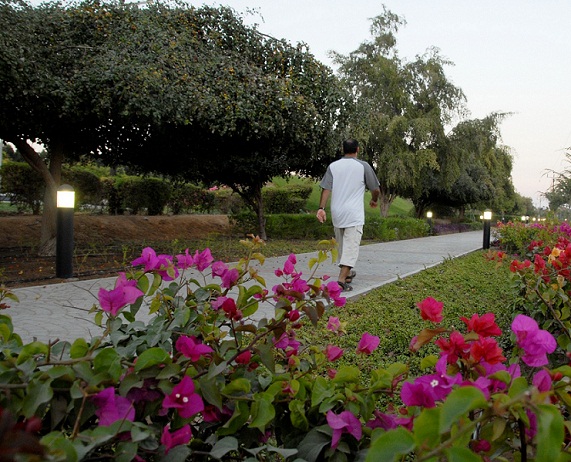 ممرات وأرصفة مشاة وأدوات رياضية تعزز الصحة بمدينة مسقط