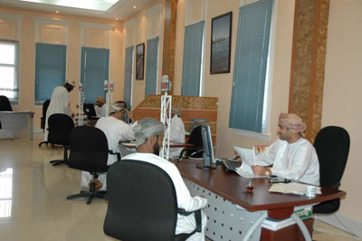 بلدية مسقط تواصل العمل في إنجاز المعاملات خلال الفترة المسائية