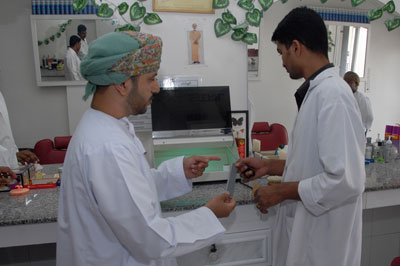 بلدية مسقط تنظيم حملة توعية على محلات الحلاقة غطت 88 محلا بولاية بوشر بلدية مسقط تنظيم حملة توعية على محلات الحلاقة غطت 88 محلا بولاية بوشر