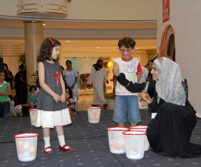 بلدية مسقط  تنفذ حملة لإزالة المشوهات وبقايا الأشجار