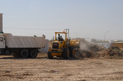 بلدية مسقط  تنفذ حملة لإزالة المشوهات وبقايا الأشجار