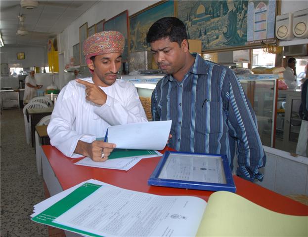 بلدية مسقط تكثف حملاتها التفتيشية على مطاعم المحافظة