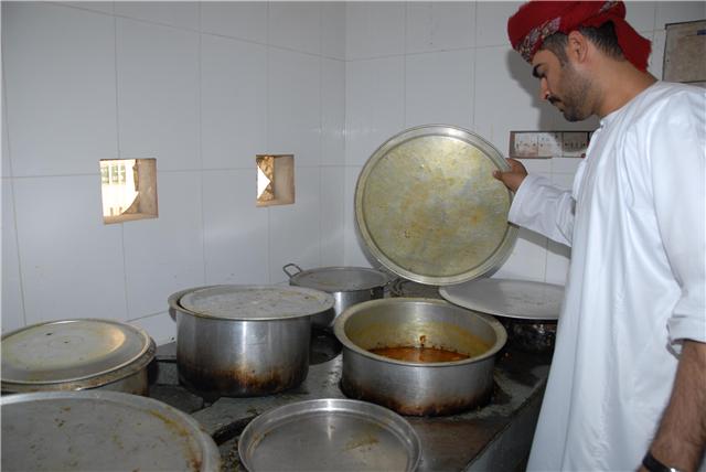 بلدية مسقط تكثف حملاتها التفتيشية على مطاعم المحافظة