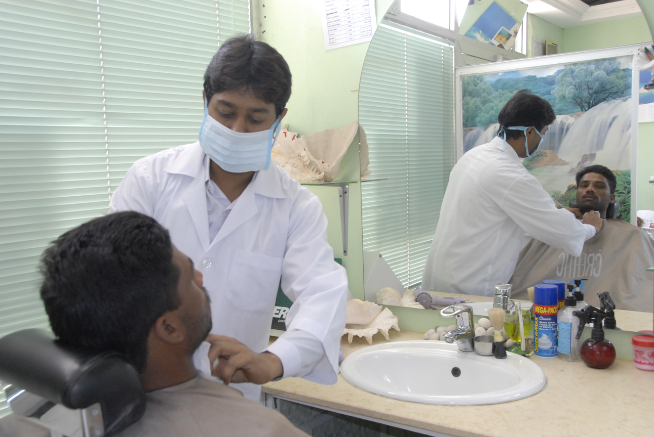 توزيع كميات إضافية من الكمامات على محلات الحلاقة وصالونات التجميل